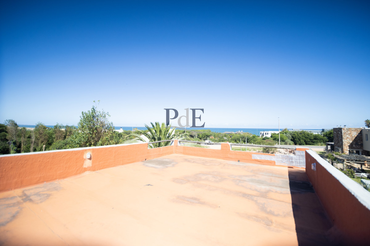Casa en venta | 3 dormitorios en dos plantas, terreno de 450 m², a 200 m del mar. Ubicación: Punta Piedras, Punta del Este - Imagen 23