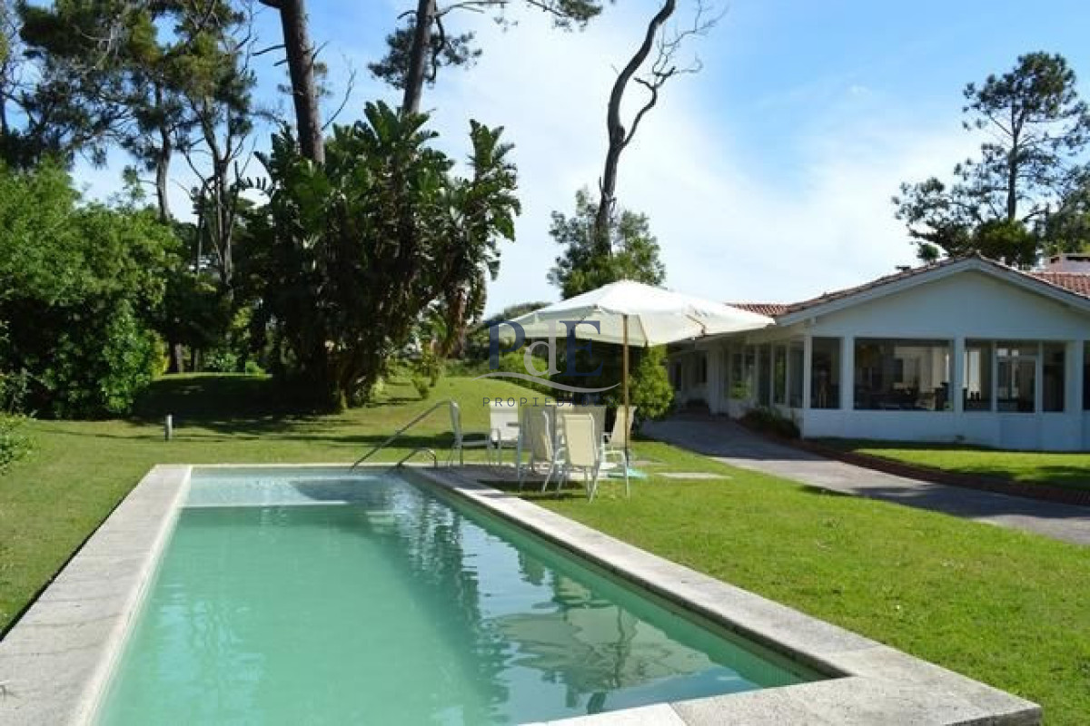 Casa en alquiler | 3 dormitorios, 2 suites, piscina y parrillero a 100 m del mar. Ubicación: Portezuelo, Punta del Este
