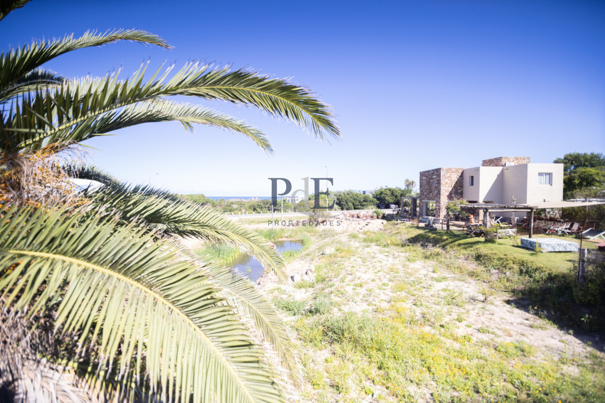 Casa en venta | 3 dormitorios en dos plantas, terreno de 450 m², a 200 m del mar. Ubicación: Punta Piedras, Punta del Este - Imagen 18