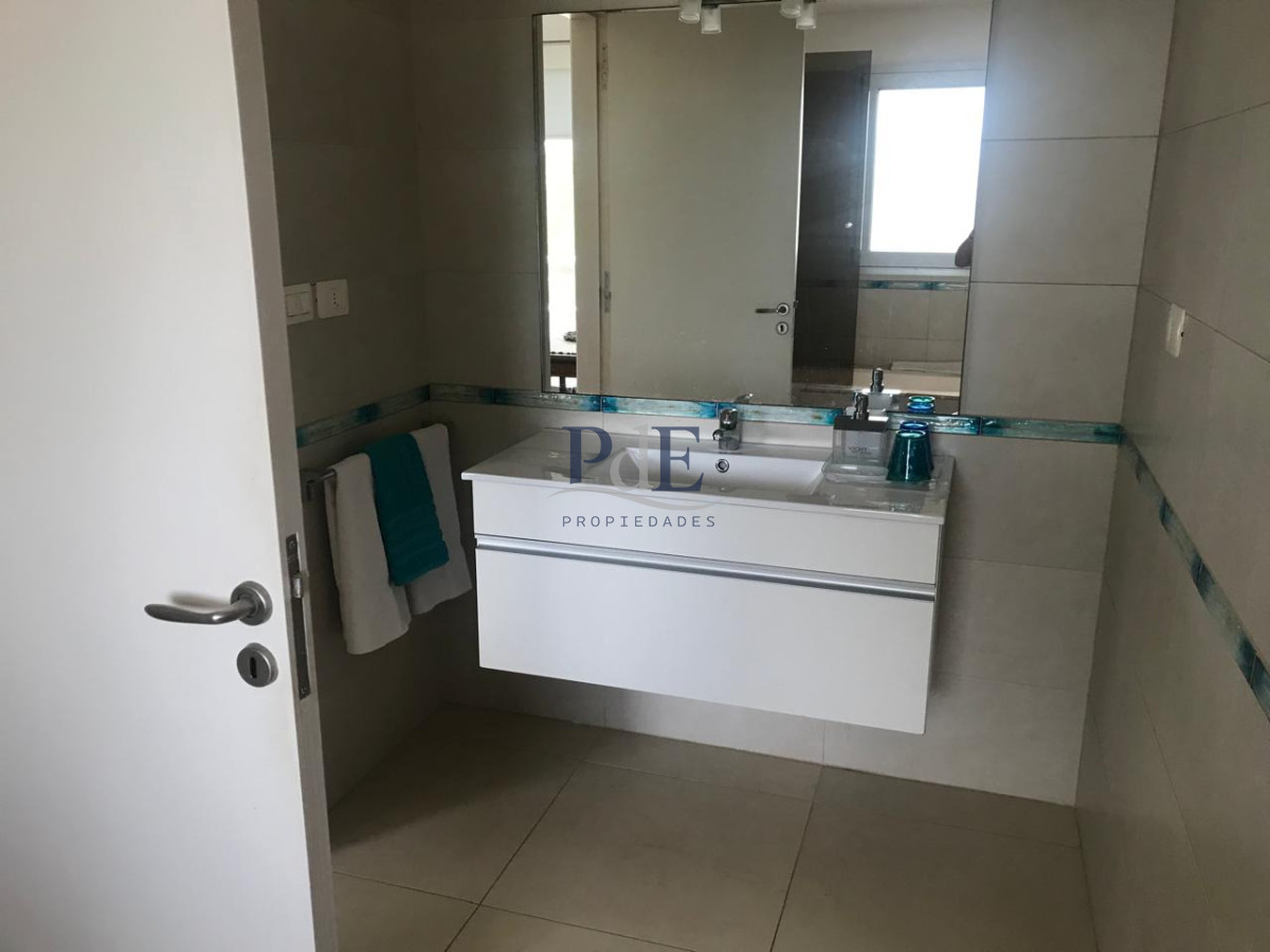 Casa en alquiler | Temporada 2026-2027, 4 dormitorios, 2 suites, para 8 personas, a 50 m del mar. Ubicación: Tio Tom, Punta Ballena - Imagen 15