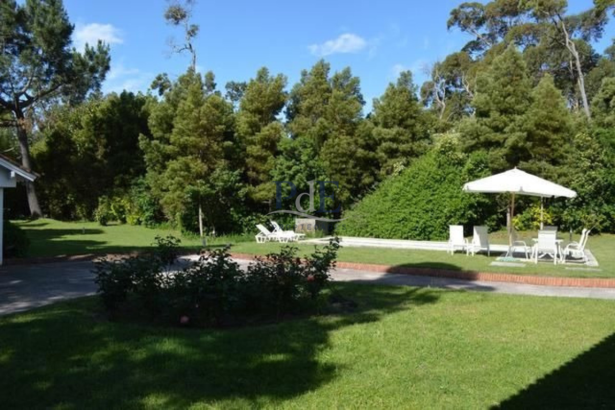 Casa en alquiler | 3 dormitorios, 2 suites, piscina y parrillero a 100 m del mar. Ubicación: Portezuelo, Punta del Este - Imagen 4