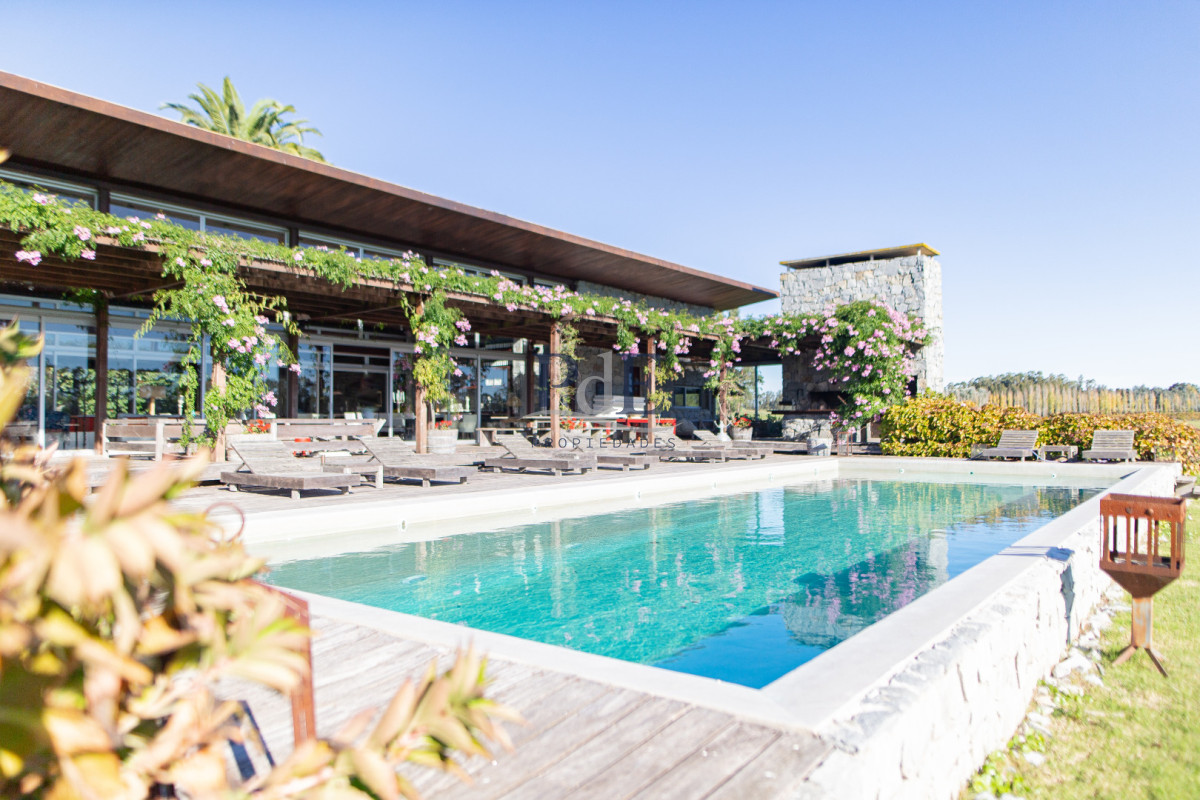 Chacra en venta | 5 dormitorios y 5 baños, living y comedor. Ubicación: La Barra, Punta del Este