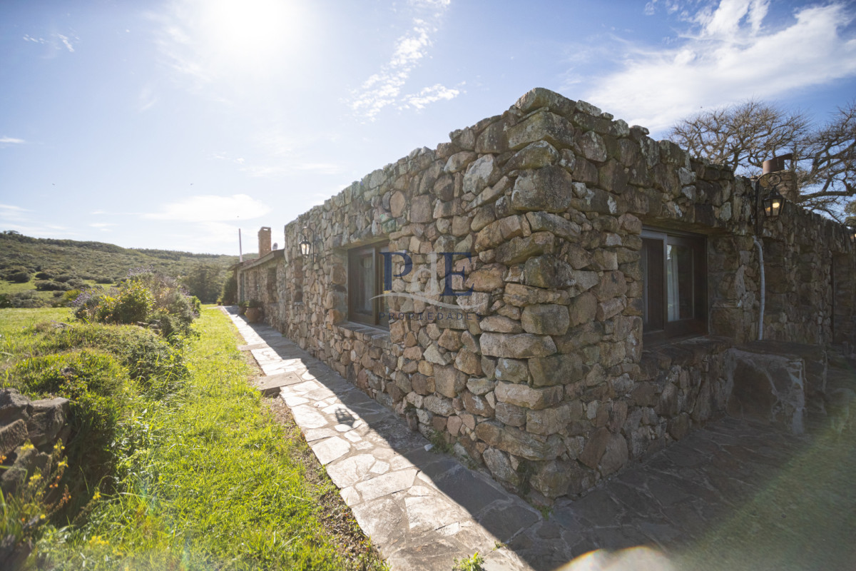Campo en venta | 95 ha ganaderas, casa de piedra y casa de personal. Ubicación: Pueblo Edén, Maldonado - Imagen 1