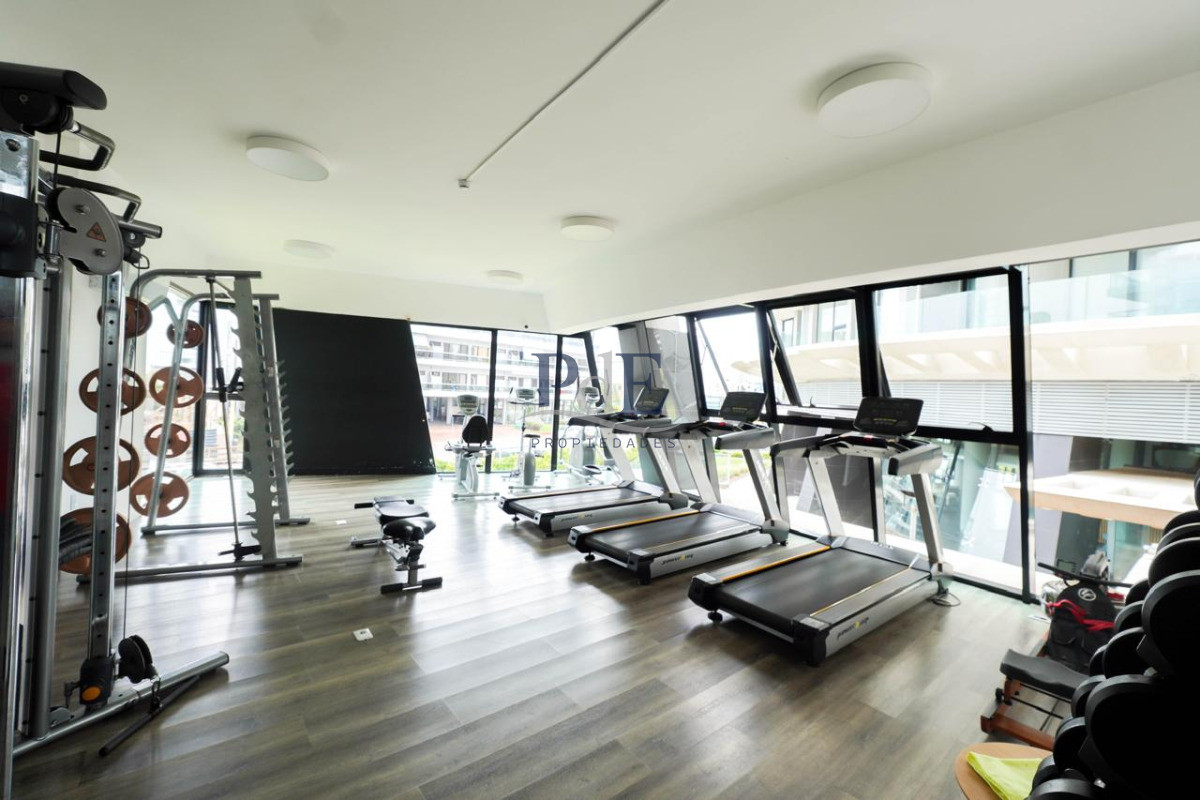 Piso alto con vista panorámica, Avenida Chiverta 3 dorm 3 baños más toilette. - Imagen 30