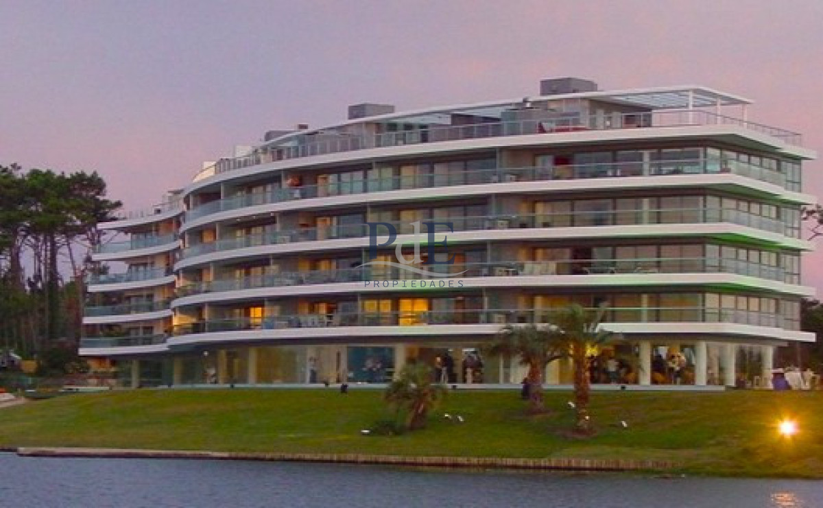 Apartamento en venta | Frente al mar, 3 dormitorios, 2 baños, parada 39 Playa Mansa. Ubicación: Maldonado - Imagen 2