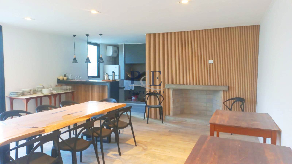 Apartamento en alquiler | Monoambiente en alquiler anual, a 100 m de Playa Brava. Ubicación: Aidy Grill, Punta del Este