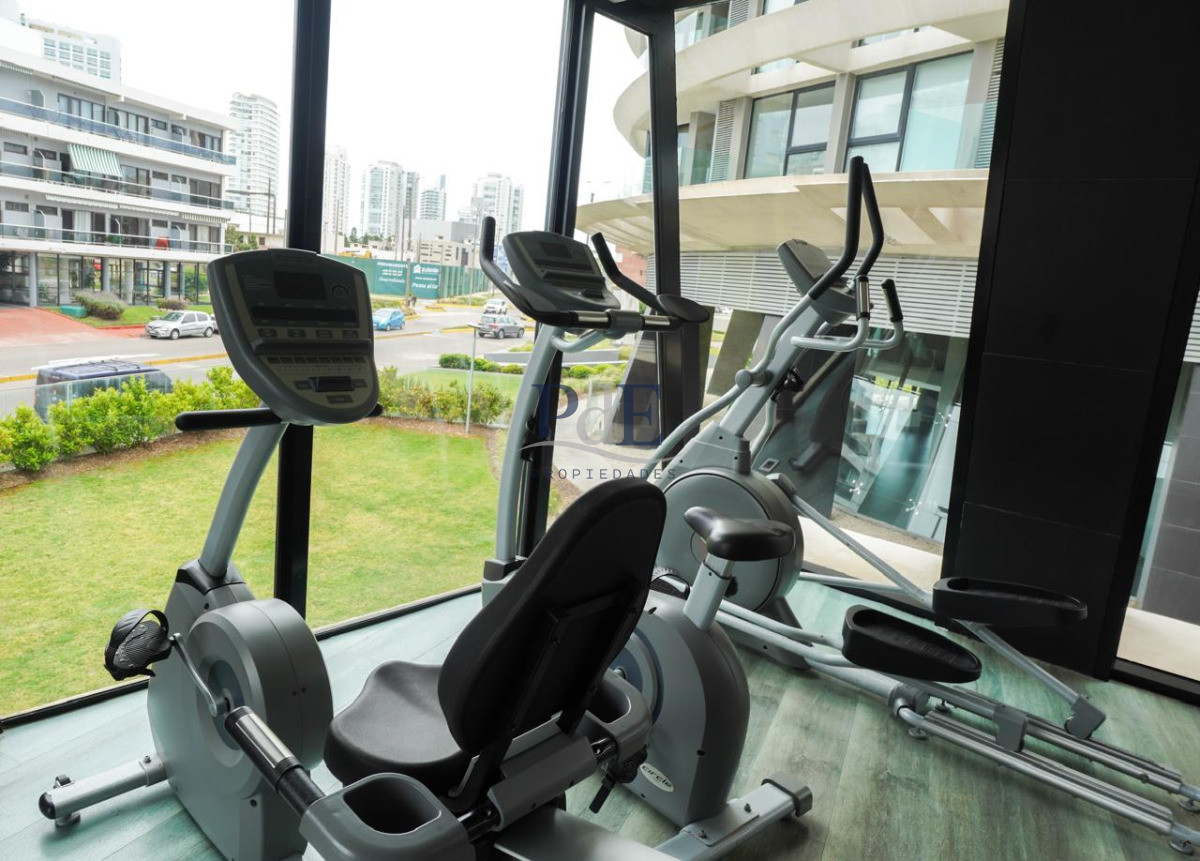 Piso alto con vista panorámica, Avenida Chiverta 3 dorm 3 baños más toilette. - Imagen 31