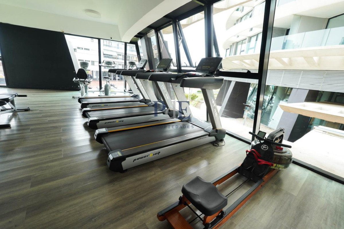 Piso alto con vista panorámica, Avenida Chiverta 3 dorm 3 baños más toilette. - Imagen 41