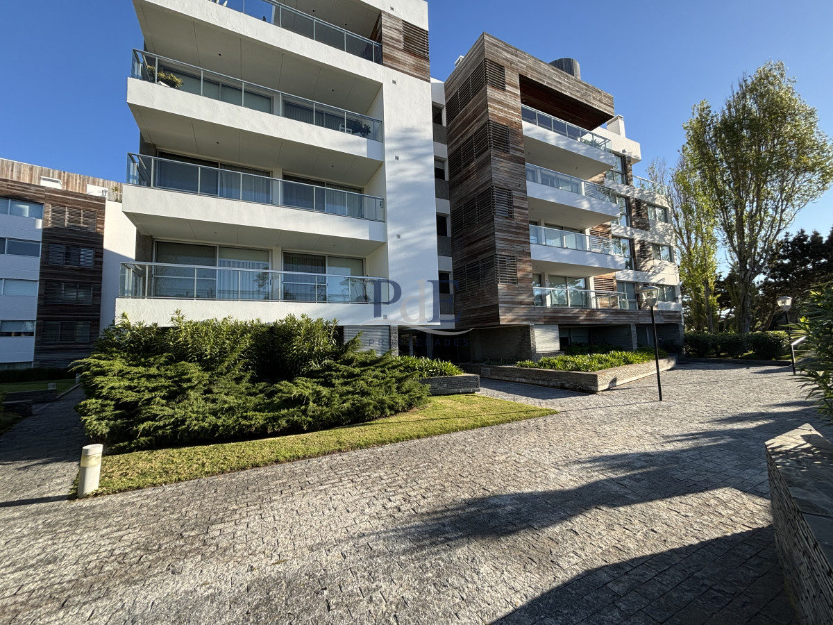 Apartamento en venta | Frente al mar, 3 suites, amoblado, parada 28. Ubicación: Brava, Punta del Este - Imagen 1