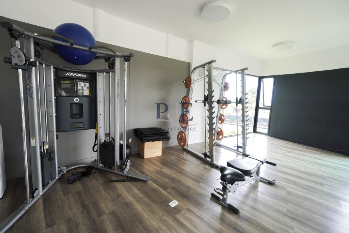 Piso alto con vista panorámica, Avenida Chiverta 3 dorm 3 baños más toilette. - Imagen 35