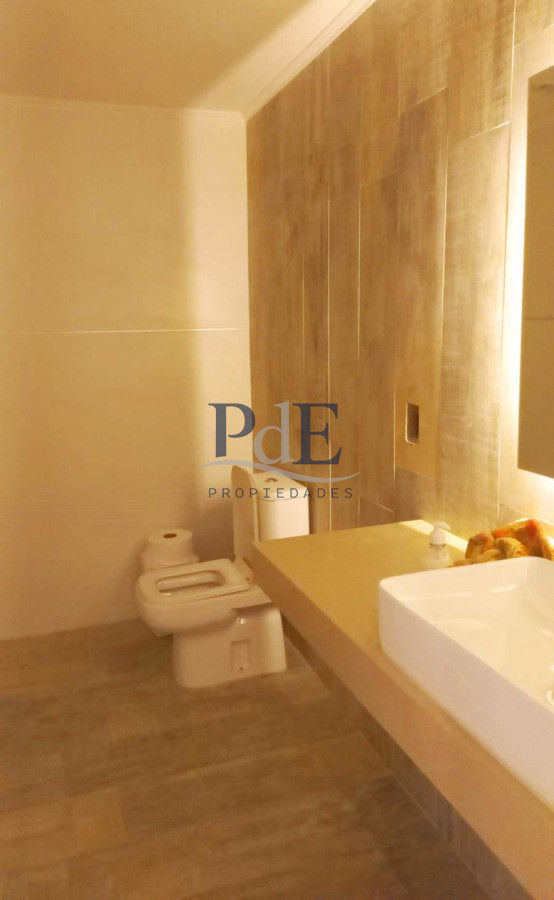 Apartamento en alquiler | Monoambiente en alquiler anual, a 100 m de Playa Brava. Ubicación: Aidy Grill, Punta del Este - Imagen 1
