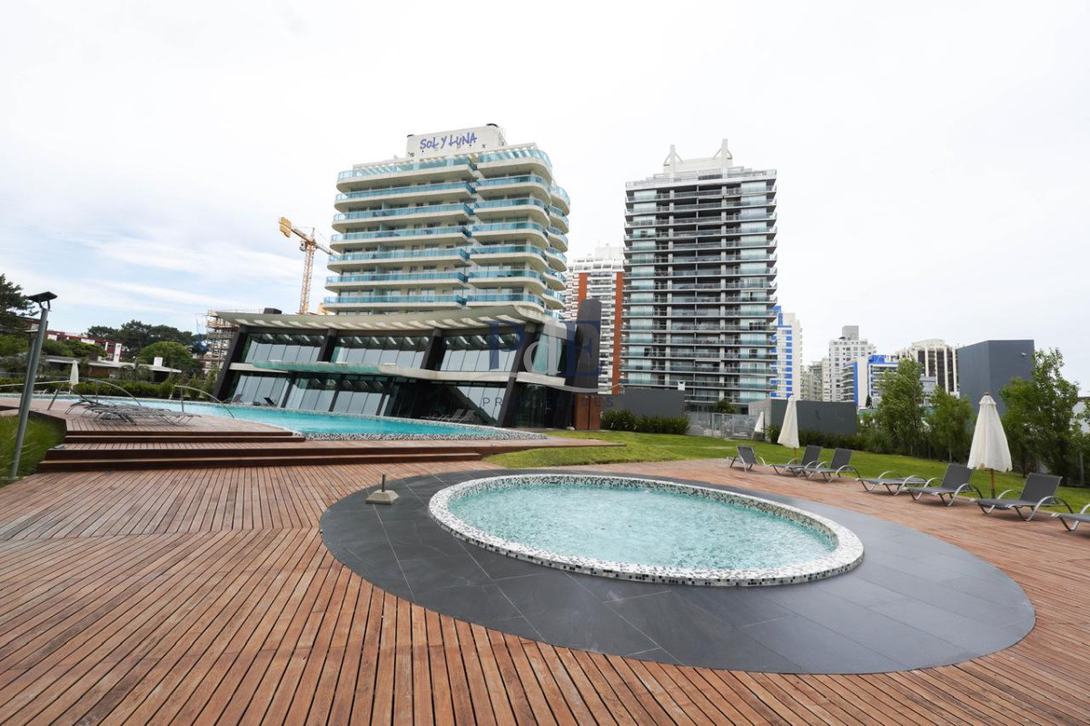 Piso alto con vista panorámica, Avenida Chiverta 3 dorm 3 baños más toilette. - Imagen 34