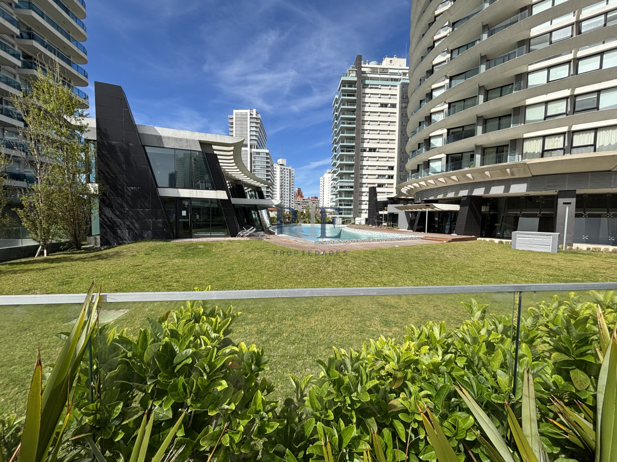 Piso alto con vista panorámica, Avenida Chiverta 3 dorm 3 baños más toilette. - Imagen 29