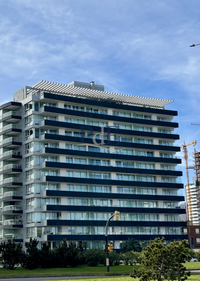 Apartamento en alquiler | 2 dormitorios y medio, Torre del Mar. Ubicación: Pine Beach, Punta del Este - Imagen 2