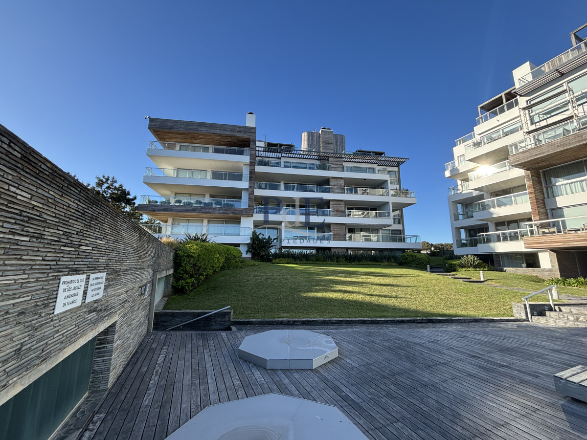 Apartamento en venta | Frente al mar, 3 suites, amoblado, parada 28. Ubicación: Brava, Punta del Este - Imagen 2