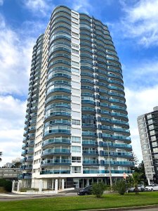 Apartamento en alquiler | 3 suites, Casino Tower, a 100 m del mar. Ubicación: Aidy Grill, Punta del Este