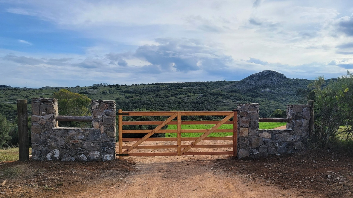 Chacra ID.21093936 - CHACRA EN VENTA EN SIERRAS DE MALDONADO 3 DORMITORIOS MAS CASA DE CASEROS