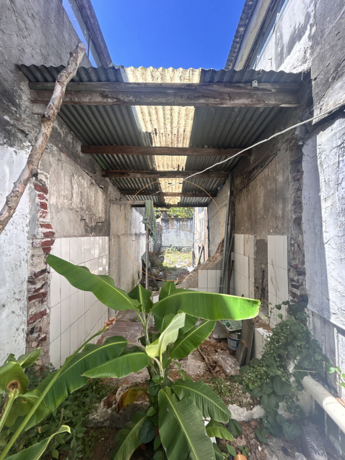 Casa ID.81 - Oportunidad de Inversión en El Prado: Dos Propiedades con Gran Potencial para Reciclar