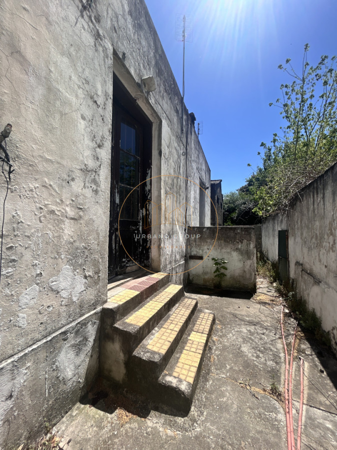 Casa ID.81 - Oportunidad de Inversión en El Prado: Dos Propiedades con Gran Potencial para Reciclar