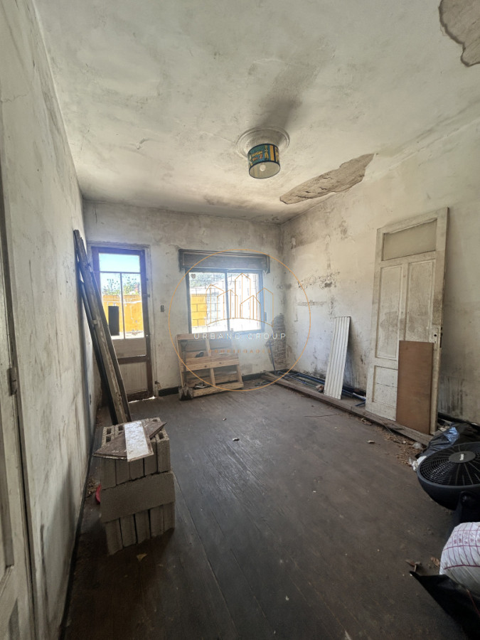 Casa ID.81 - Oportunidad de Inversión en El Prado: Dos Propiedades con Gran Potencial para Reciclar