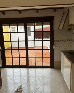 SE ALQUILA CASA DE 2 PLANTAS - EXCELENTE ESTADO, MUY LUMINOSA