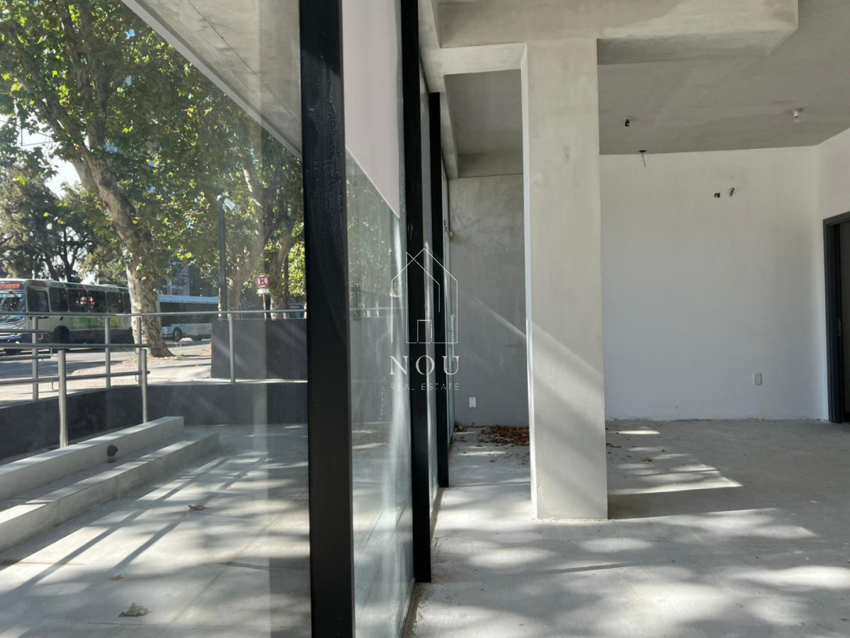 Local Comercial ID.207 - 🚨 Local en Esquina sobre 8 de Octubre | Gran Visibilidad