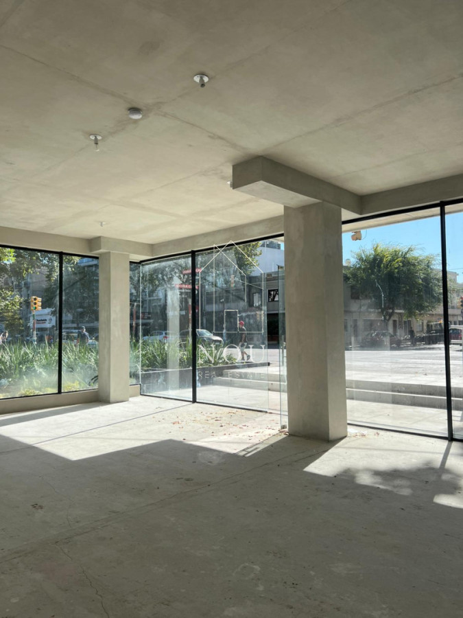 Local Comercial ID.207 - 🚨 Local en Esquina sobre 8 de Octubre | Gran Visibilidad