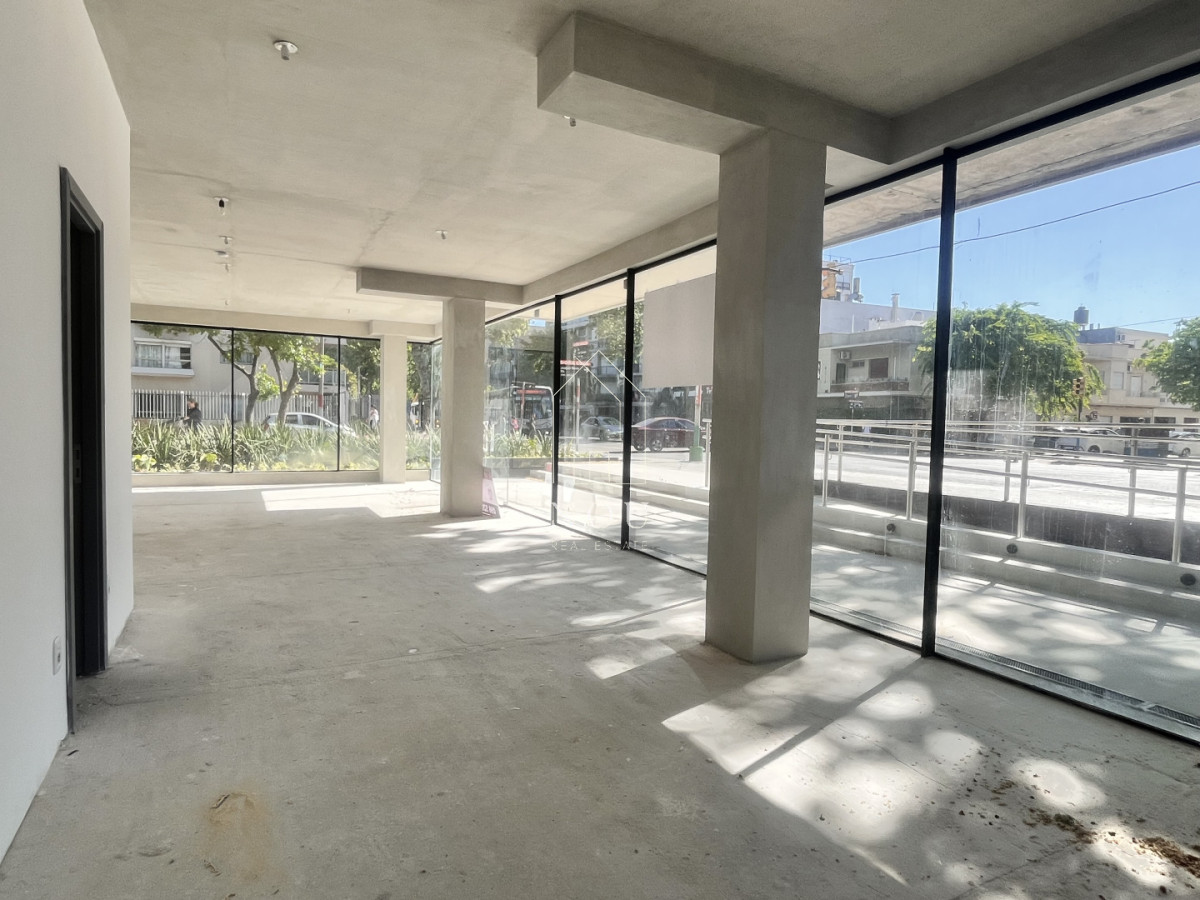 Local Comercial ID.207 - 🚨 Local en Esquina sobre 8 de Octubre | Gran Visibilidad