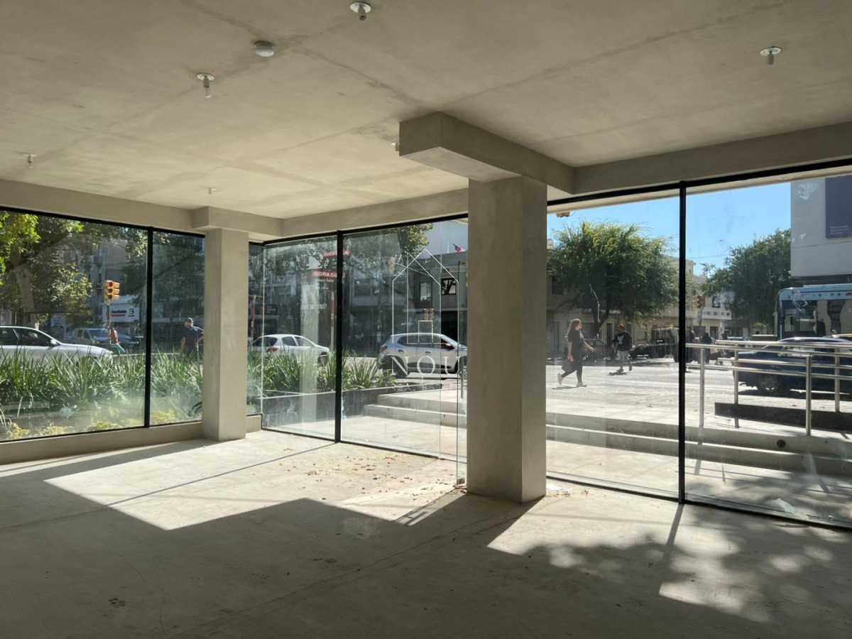 Local Comercial ID.207 - 🚨 Local en Esquina sobre 8 de Octubre | Gran Visibilidad