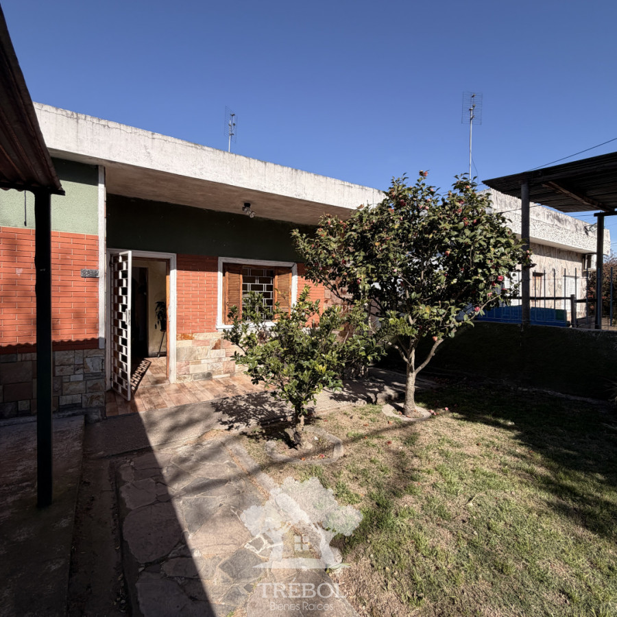 Casa ID.26 - Venta  Casa con Garaje y dos Apartamentos al fondo rentados Carrasco Norte Montevideo V