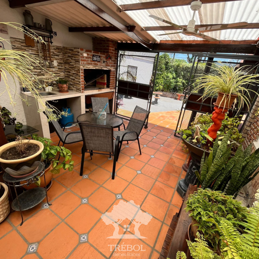 Casa ID.153 - Veta Casa 2 Dormitorios + 3 Apartamentos Rentados Ituzaingó Montevideo V 