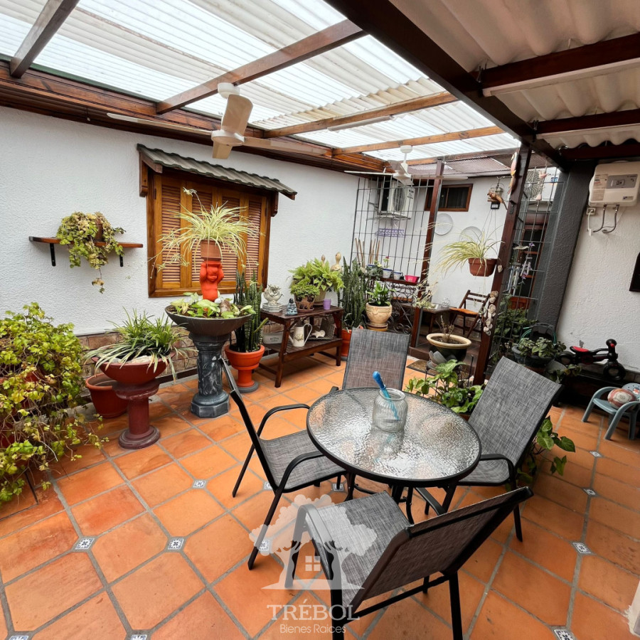 Casa ID.153 - Veta Casa 2 Dormitorios + 3 Apartamentos Rentados Ituzaingó Montevideo V 