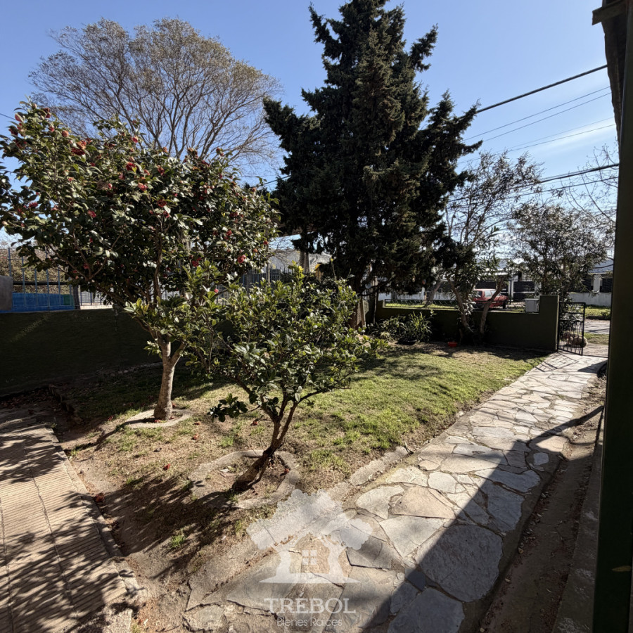 Casa ID.26 - Venta  Casa con Garaje y dos Apartamentos al fondo rentados Carrasco Norte Montevideo V