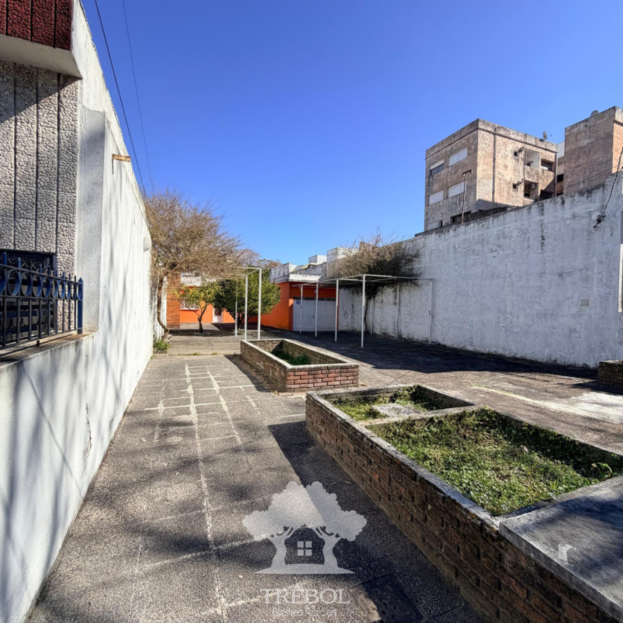 Casa ID.433 - Venta Casa 2 Dormitorios y Escritorio con Garaje Pérez Castellanos Montevideo V 