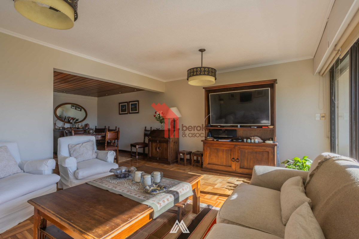 Apartamento ID.224 - Venta apartamento 4 dormitorios en Pocitos balcón, estar, terraza lavadero serv completo