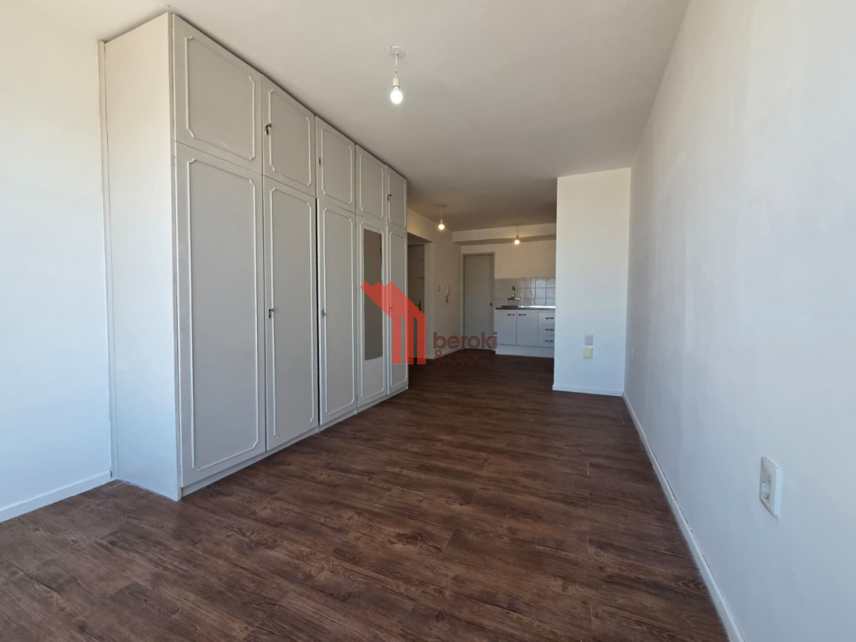 Apartamento ID.2 - Alquiler Monoambiente Con Gran Balcón Piso Alto Cordón 