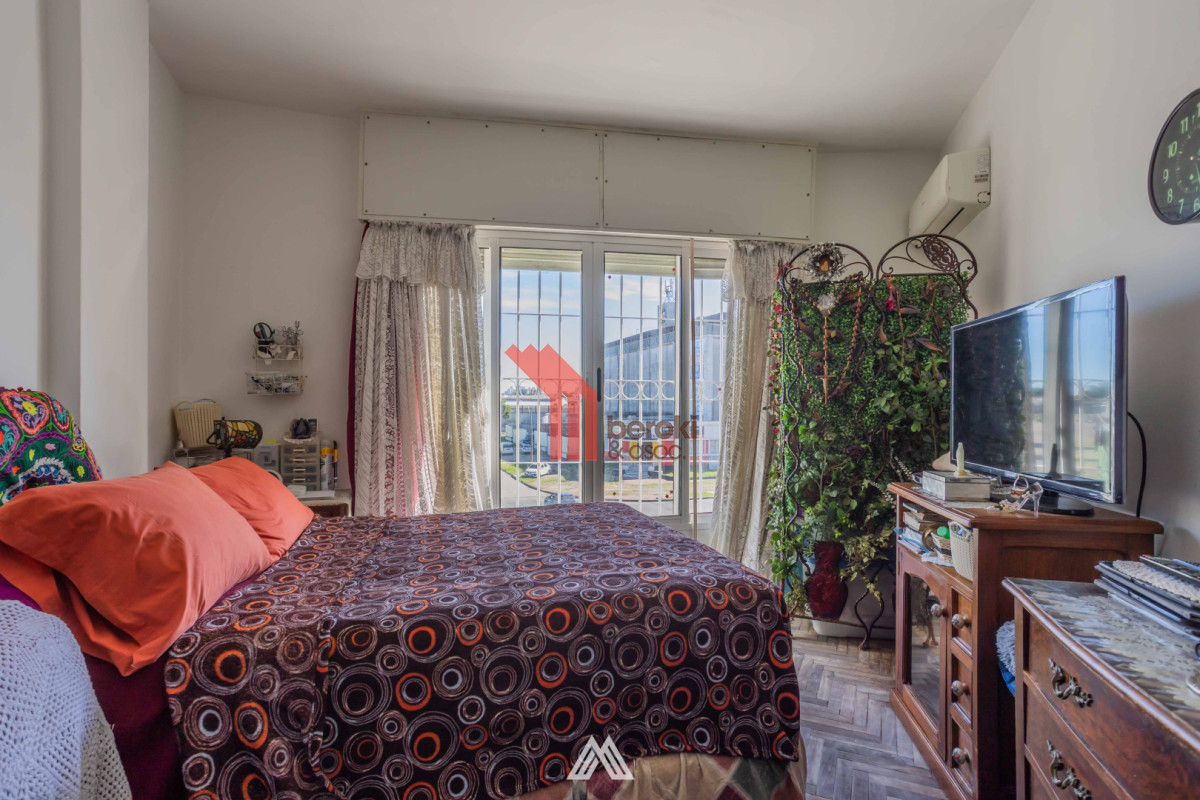 Apartamento ID.21 - Venta Apartamento Mercado Modelo 2 Dormitorios Y Terraza Al Frente