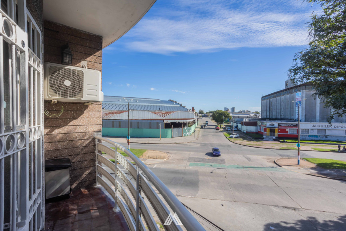 Venta Apartamento Mercado Modelo 2 Dormitorios Y Terraza Al Frente