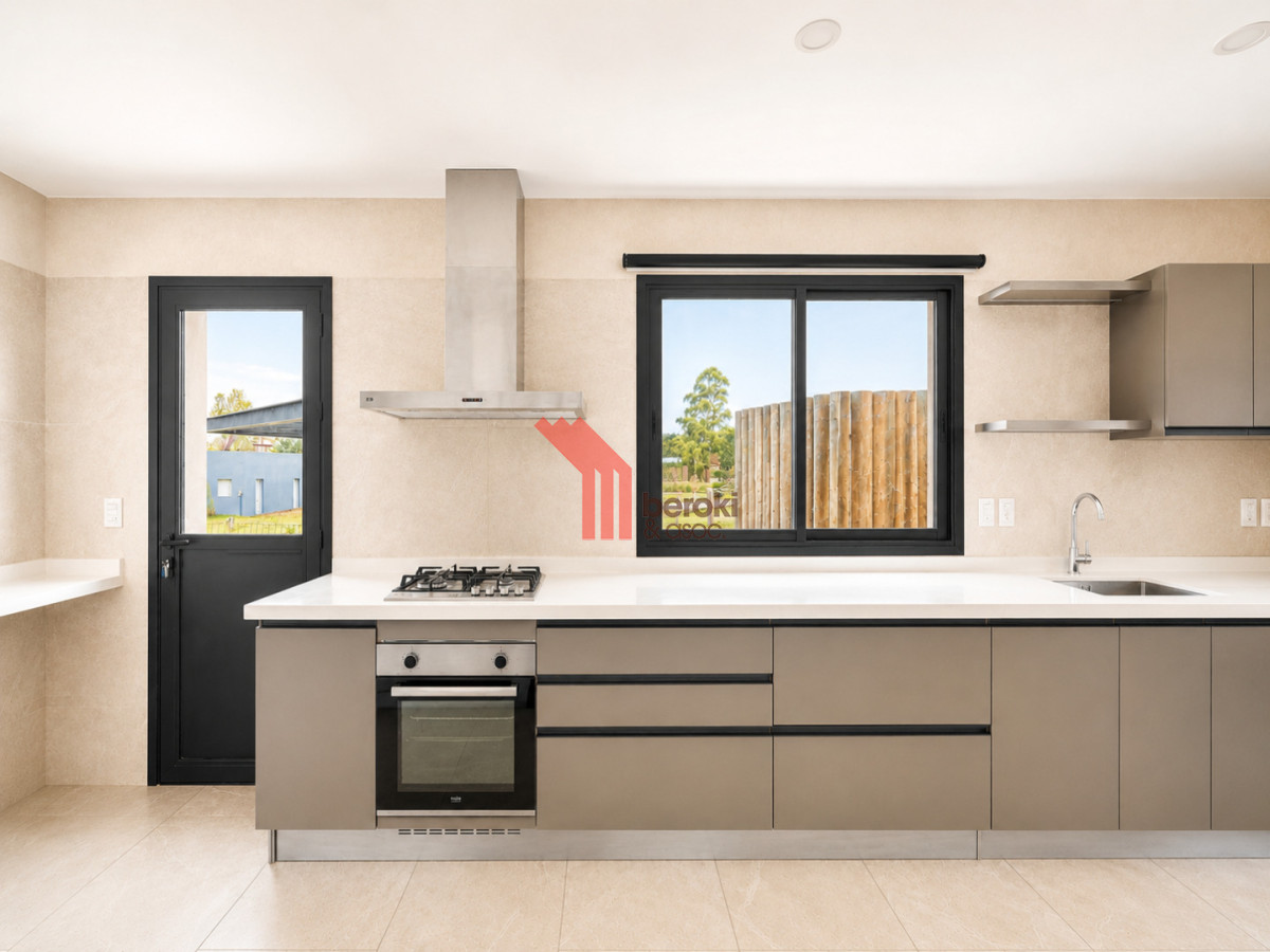 Casa ID.229 - Venta de casa de 3 dormitorios, 3 baños y cuarto de servicio en Altos de la Tahona con piscina y parrillero