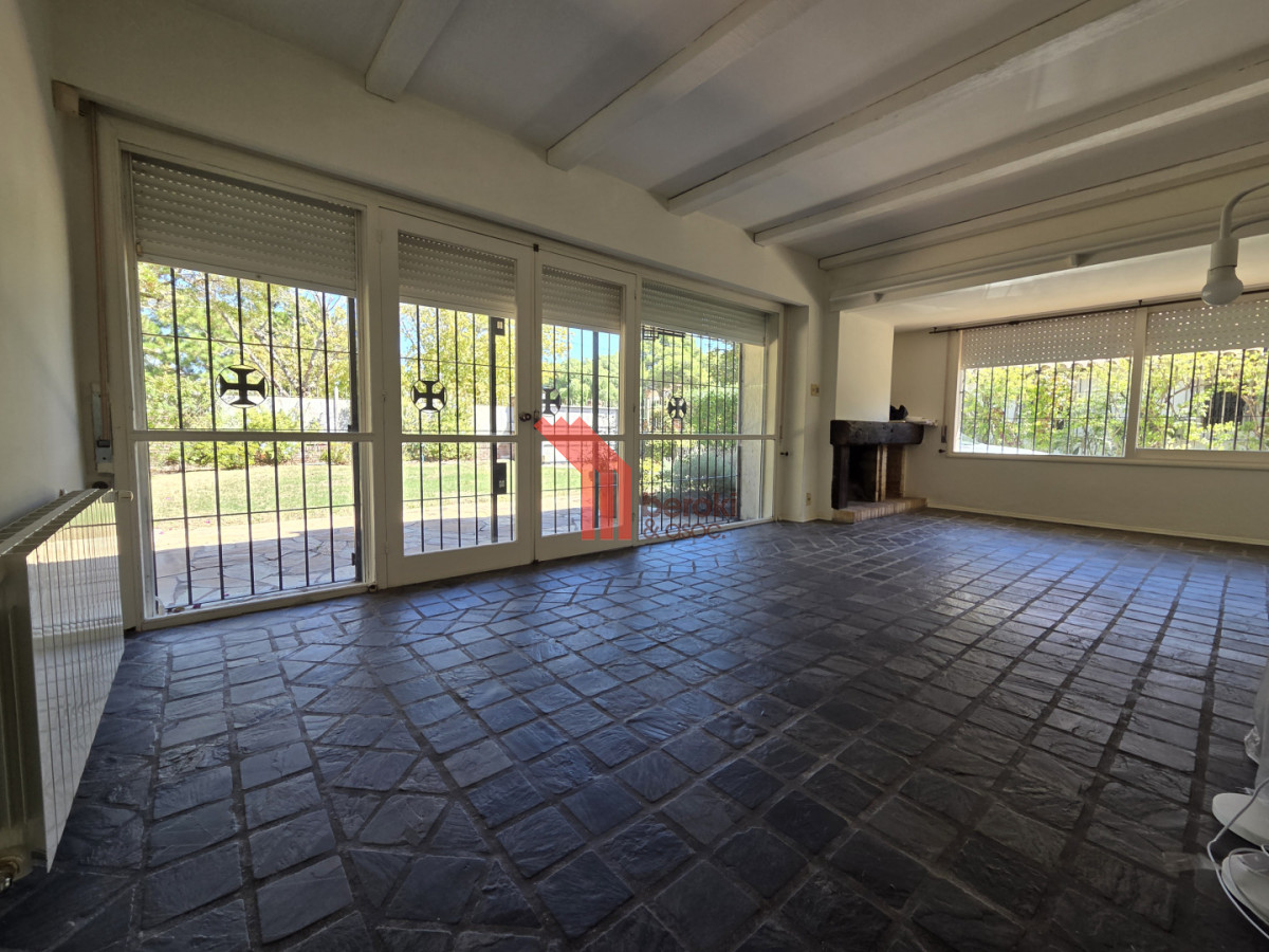 Casa ID.195 - Alquiler Casa en Carrasco 5 Dormitorios Jardín y Barbacoa 