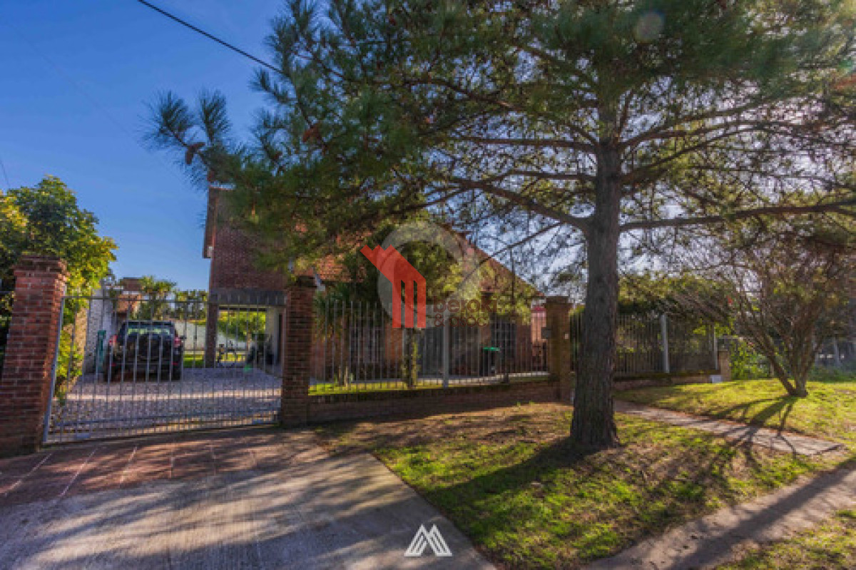 Casa ID.16 - Venta Casa 3 Dormitorios Barra De Carrasco Con Piscina Y 4 Cocheras