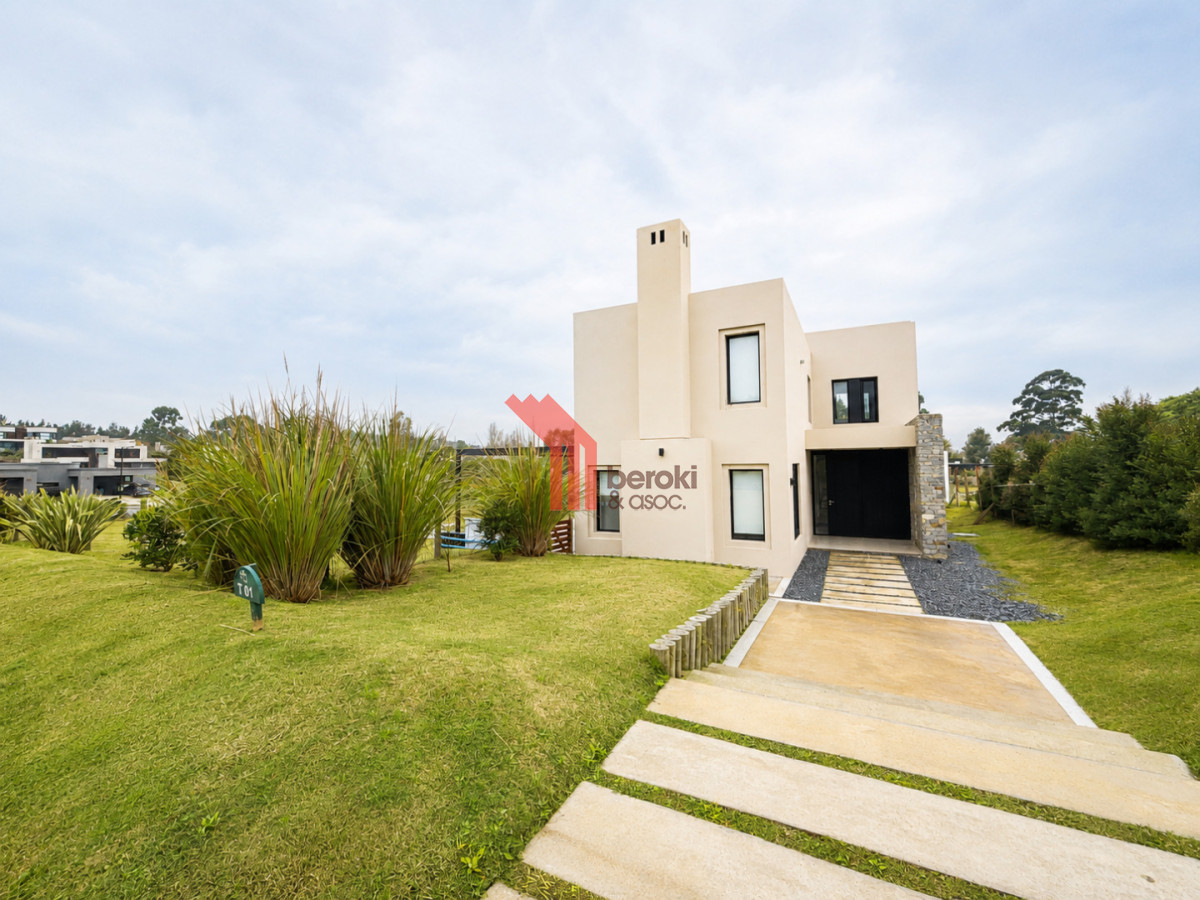 Casa ID.229 - Venta de casa de 3 dormitorios, 3 baños y cuarto de servicio en Altos de la Tahona con piscina y parrillero