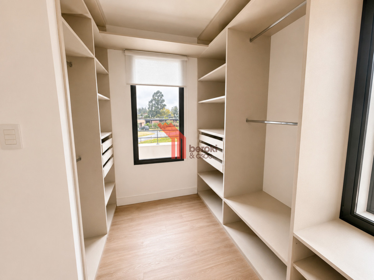 Casa ID.229 - Venta de casa de 3 dormitorios, 3 baños y cuarto de servicio en Altos de la Tahona con piscina y parrillero