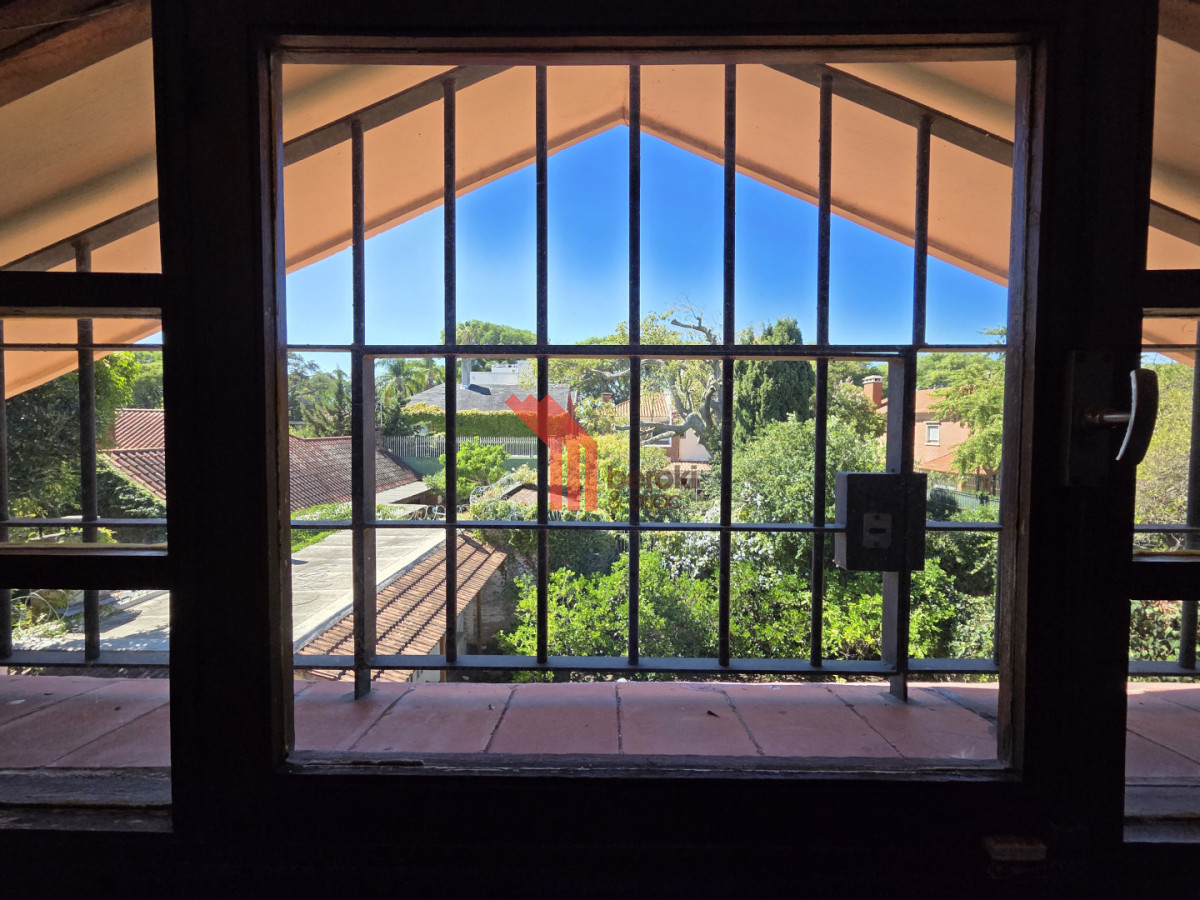 Casa ID.195 - Alquiler Casa en Carrasco 5 Dormitorios Jardín y Barbacoa 