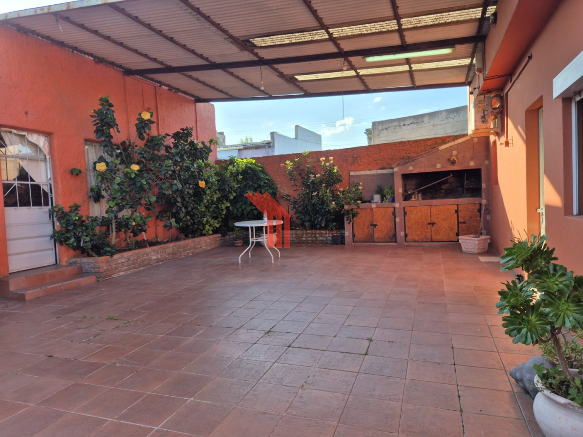 Casa ID.208 - Venta Casa 3 dormitorios, jardín, garaje, Taller, Depósito, Local Comercial.