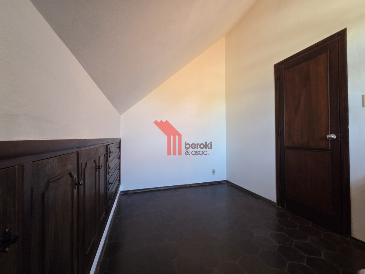 Casa ID.195 - Alquiler Casa en Carrasco 5 Dormitorios Jardín y Barbacoa 