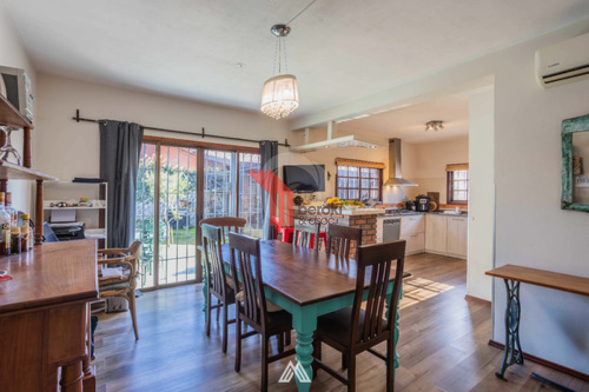 Casa ID.16 - Venta Casa 3 Dormitorios Barra De Carrasco Con Piscina Y 4 Cocheras