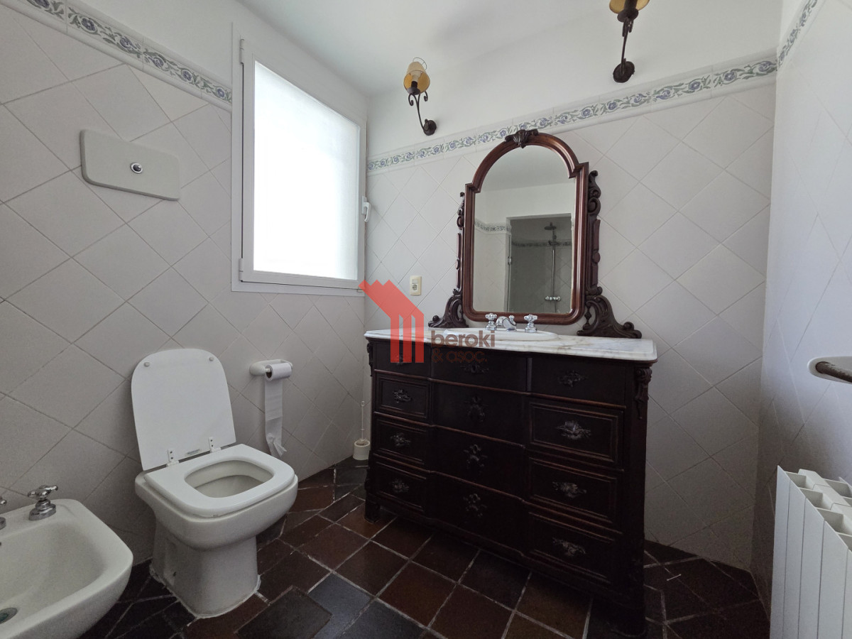 Casa ID.195 - Alquiler Casa en Carrasco 5 Dormitorios Jardín y Barbacoa 