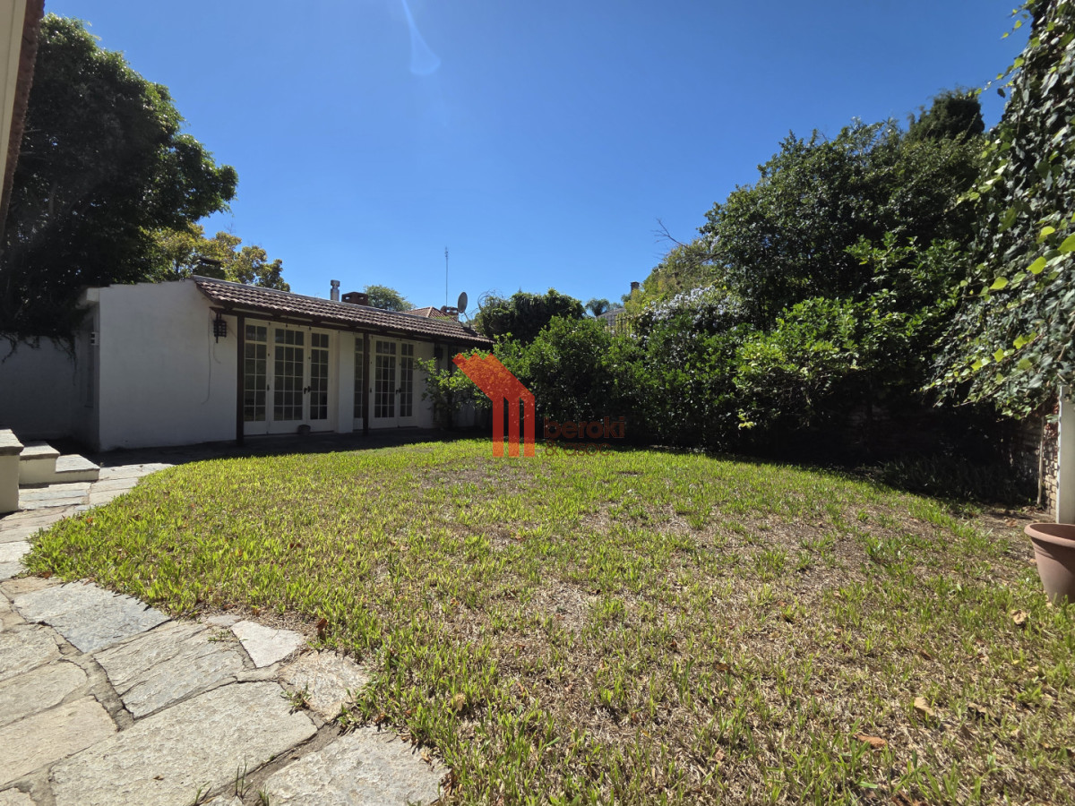 Casa ID.195 - Alquiler Casa en Carrasco 5 Dormitorios Jardín y Barbacoa 