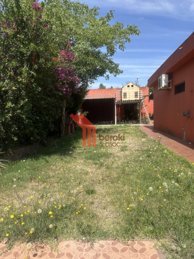 Casa ID.139 - Venta Casa 3 dormitorios+ Apto+ Local+ Parrillero +Deposito+ Gge. Terreno 422m2